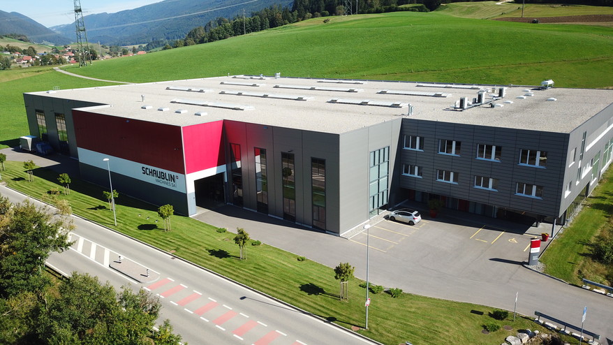 A nagy tapasztalattal rendelkező gépgyártó svájcirendszerű esztergák, többorsós automaták és megmunkálóközpontok gyártásval foglalkozik. A csúszófejes esztergák feltalálása óta a fejlesztetés élvonalában.